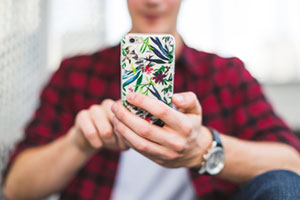 Un jeune tenant un iphone à la main