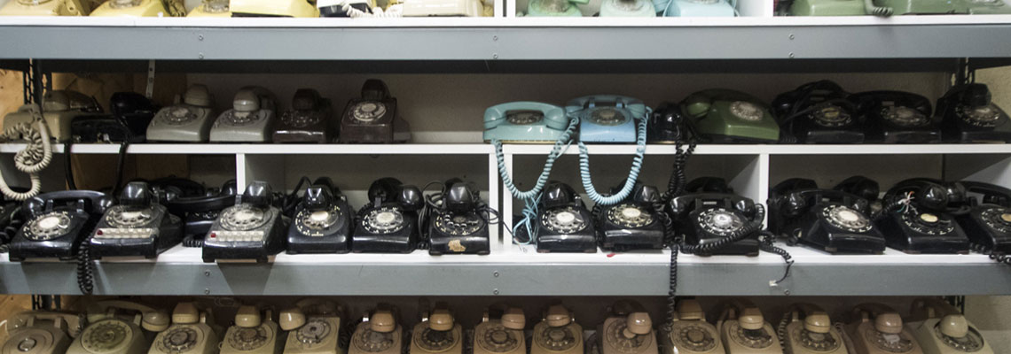 Vieux téléphones sur une armoire